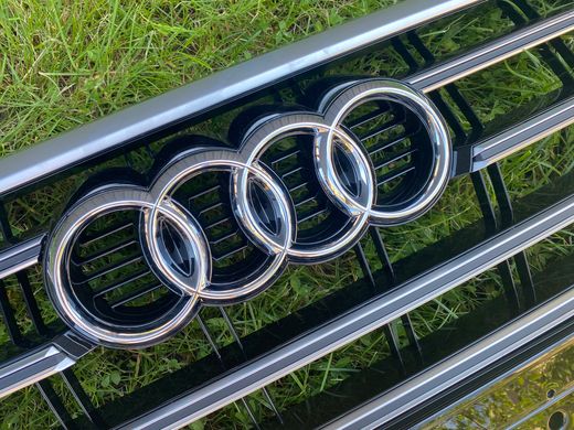 Решетка радиатора Audi Q5 (2016-2020) Черная с серым в стиле S-Line