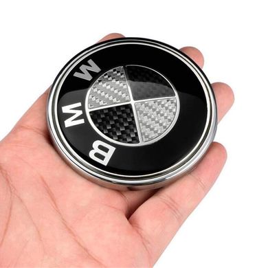 Эмблема чёрно белый карбон BMW 45/68/74/82 мм, На багажник 74мм ( Цена за 1шт.)