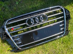 Решетка радиатора Audi Q3 2011-2014год Черная с хромом (в стиле S-Line)