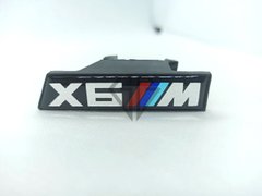 Шильдик X6M в решотку радиатора ноздри BMW F16