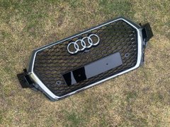 Решетка радиатора Audi Q7 2015-2020год Черная с хром рамкой (в стиле RS)