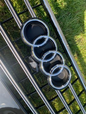 Решетка радиатора Audi Q7 (2015-2020) Черная с хромом в стиле S-Line